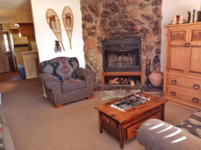 Valley Condo 124 - Creekside - WiFi - Hot Tub - Fireplace - Washer - Dryer - Playground